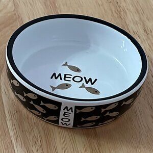 🎀 Whisker City ceramic cat bowl dish with ‘meow’ and fish print decor